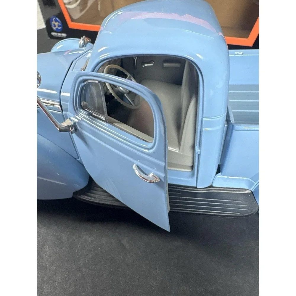 Road Signature 1937 Studebaker Coupe Express Pickup Truck 1:18 Diecast
